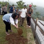 Tanam Pohon di Sirnamulya, Farah Puteri Dorong Mitigasi Bencana di Sumedang