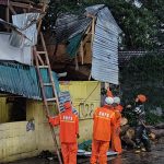Kios Ayam di Talun Sumedang Hancur Tertimpa Dahan Pohon