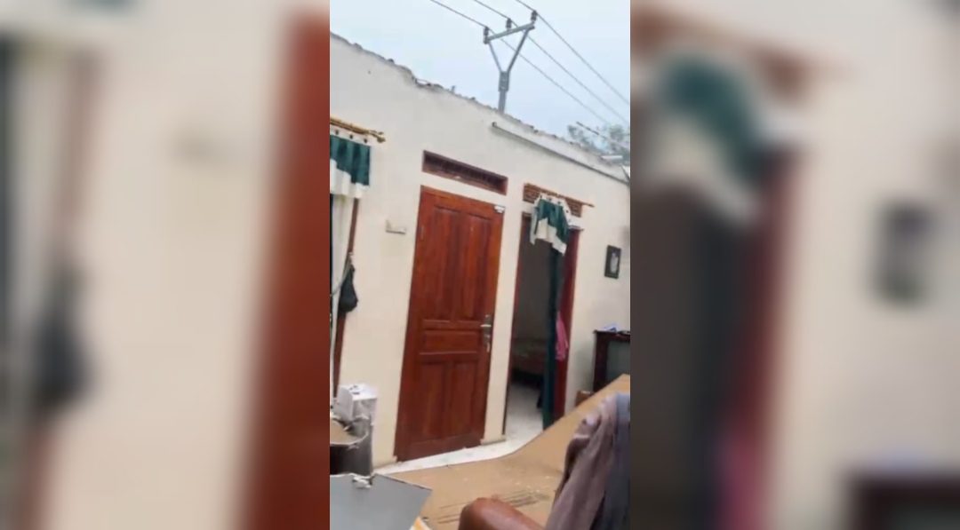 Hujan Disertai Angin Kencang Rusak Puluhan Rumah di Sumedang
