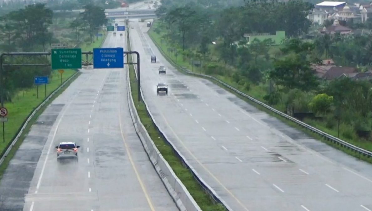 Jelang Nataru, Arus Kendaraan di Tol Cisumdawu Ramai Lancar, Polisi Perketat Pengamanan