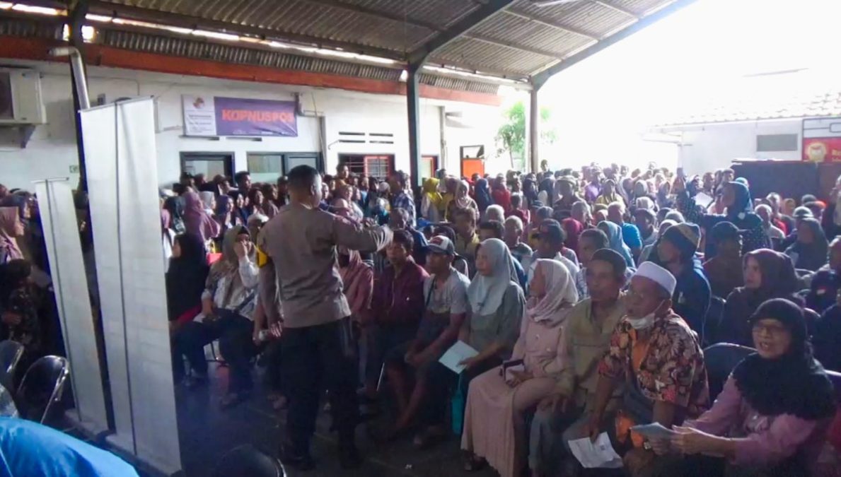 BLT Kesra Rp900 Ribu Disalurkan, Ribuan Warga Padati Kantor Pos Sumedang