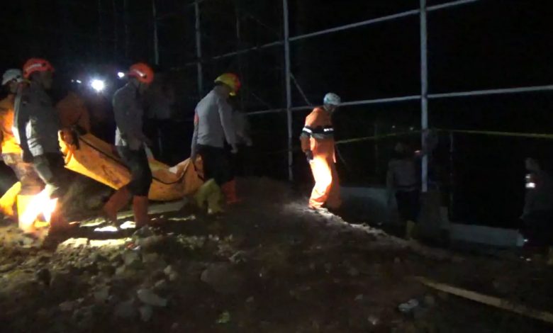 Empat Pekerja Tewas Tertimbun Longsor Proyek Mini Soccer di Sumedang Berhasil Dievakuasi