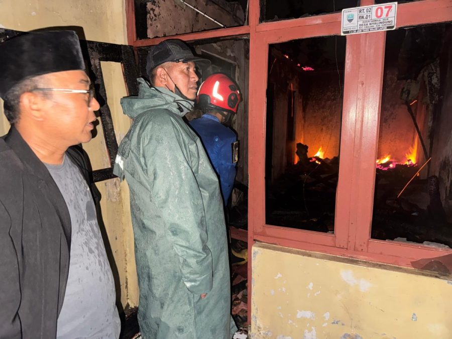 Diduga Korsleting Penanak Nasi, Rumah Lansia di Cimalaka Sumedang Terbakar