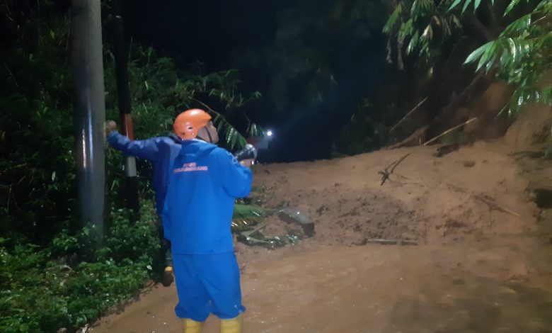 Longsor Tutup Akses Wisata Citengah Sumedang, Lalin Lumpuh Total