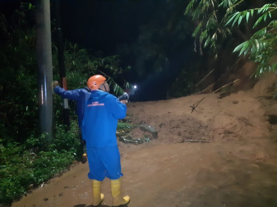 Longsor Tutup Akses Wisata Citengah Sumedang, Lalin Lumpuh Total