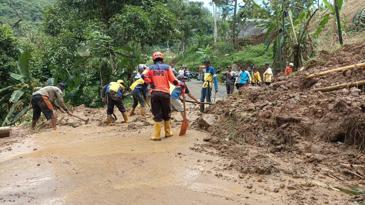 Longsor Tutup Akses Jalan Sumedang-Subang, Arus Lalu Lintas Sempat Lumpuh