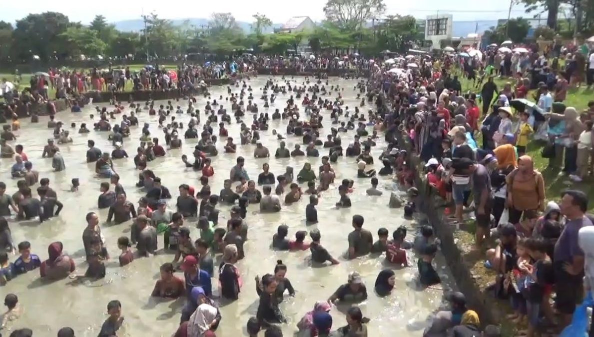 Tradisi Ngagogo Lauk di Sumedang Diserbu Warga