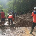 Pasca Longsor Petugas Bersihkan Material Tanah dengan Alat Seadanya