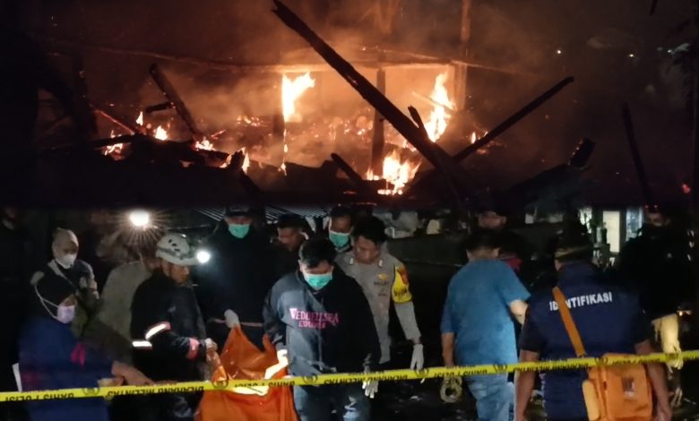 Kebakaran di Sumedang Tewaskan Lansia, Dua Rumah Hangus Dilalap Api