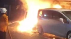 Diduga Tersambar Percikan Api Saat Pindahkan Bensin, Warung Madura dan Mobil di Sumedang Terbakar