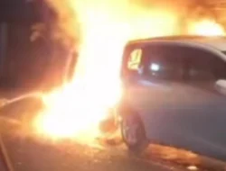Diduga Tersambar Percikan Api Saat Pindahkan Bensin, Warung Madura dan Mobil di Sumedang Terbakar