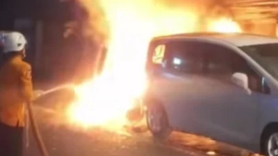 Diduga Tersambar Percikan Api Saat Pindahkan Bensin, Warung Madura dan Mobil di Sumedang Terbakar